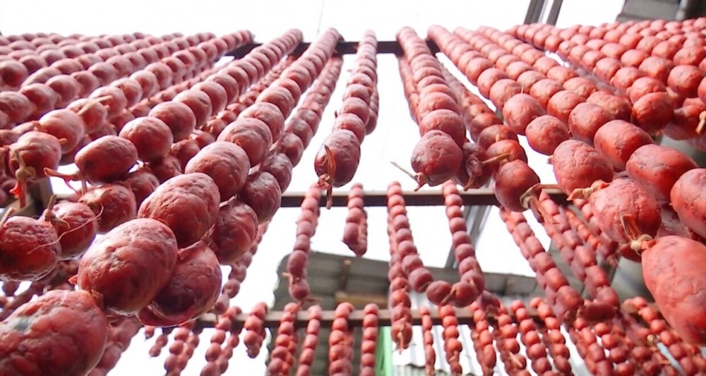 Sau khi được làm xong tung lò mò sẽ được phơi nắng trong 3 ngày, nếu để càng lâu càng ngon.