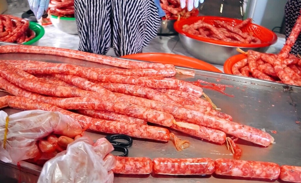 Tung lò mò giống lạp xưởng nhưng có một nguyên liệu vô cùng đặc biệt là ruột bò và cơm nguội.