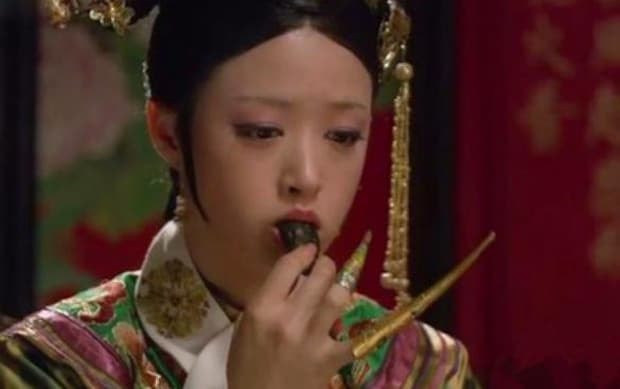 Khi quay Chân Hoàn truyện, vua Ung Chính đã tự thêm chi tiết về vòng ba của Hoa phi, nàng giật mình nhưng điều đó lại trở thành kinh điển 0