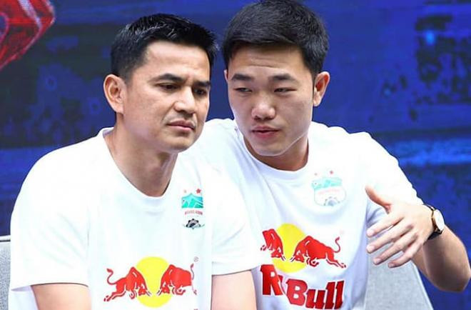 Xuân Trường - Minh Vương giao tiếp tiếng Anh cực điêu luyện với con gái HLV Kiatisuk 1