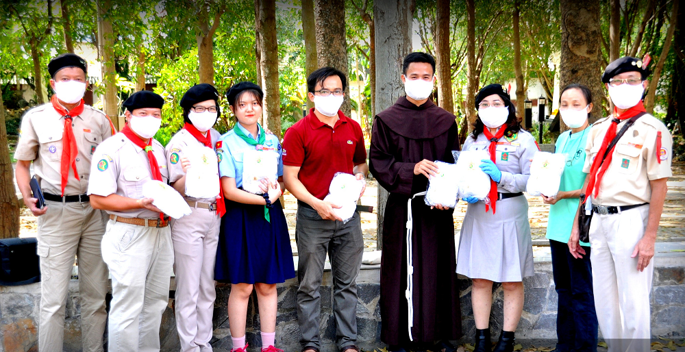 Các bạn trẻ Công giáo ở TP.HCM đi phát khẩu trang cho người dân chống dịch Covid-19