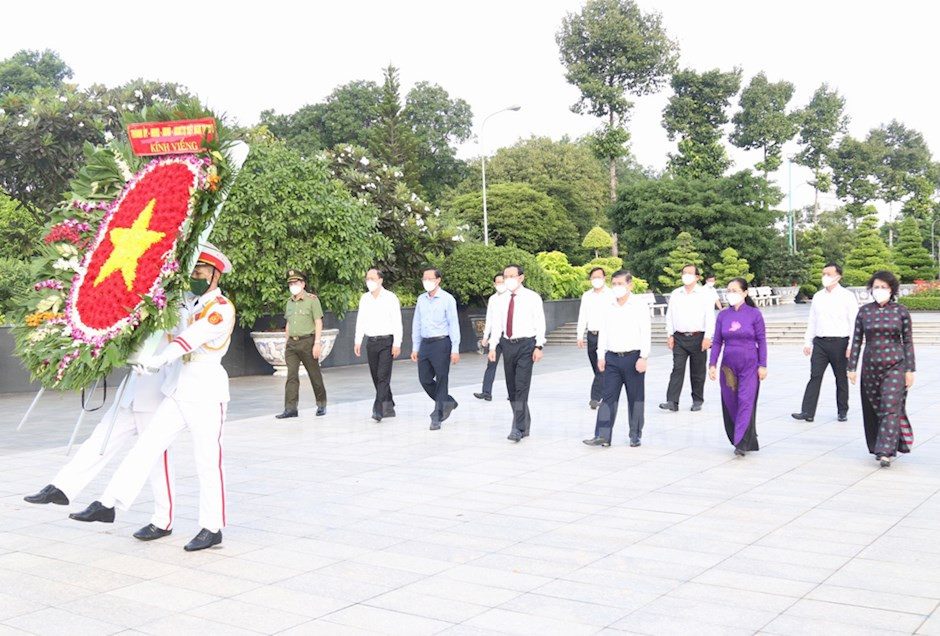 27-07-2021-lanh-dao-tphcm-dang-hoa-dang-huong-tuong-niem-cac-anh-hung-liet-si-4b302be1-details-w940-h636.jpg