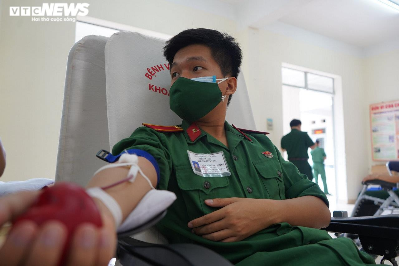 300 cán bộ, chiến sĩ tình nguyện hiến máu khi hay tin kho máu tại TP.HCM đã cạn - 6