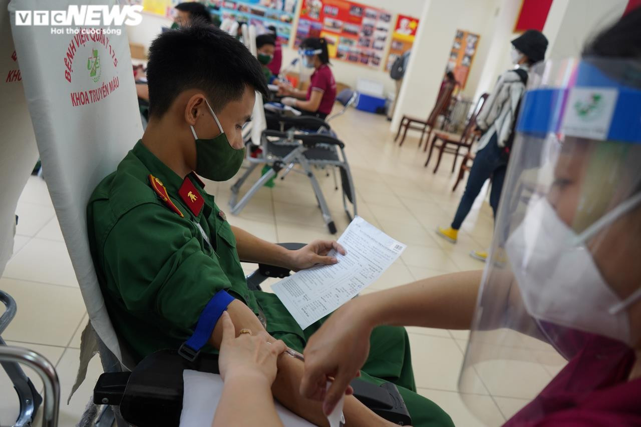 300 cán bộ, chiến sĩ tình nguyện hiến máu khi hay tin kho máu tại TP.HCM đã cạn - 5