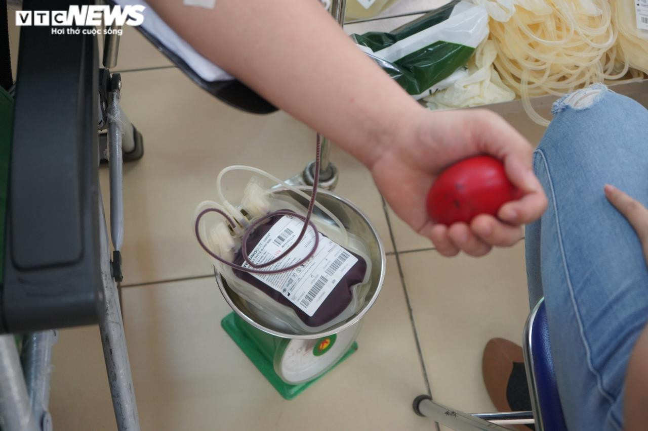 300 cán bộ, chiến sĩ tình nguyện hiến máu khi hay tin kho máu tại TP.HCM đã cạn - 10