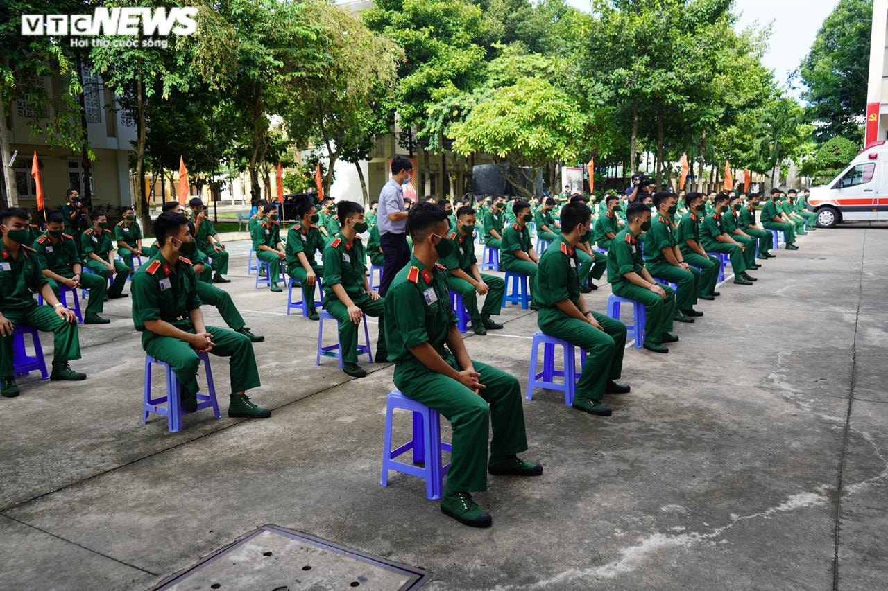 300 cán bộ, chiến sĩ tình nguyện hiến máu khi hay tin kho máu tại TP.HCM đã cạn - 1