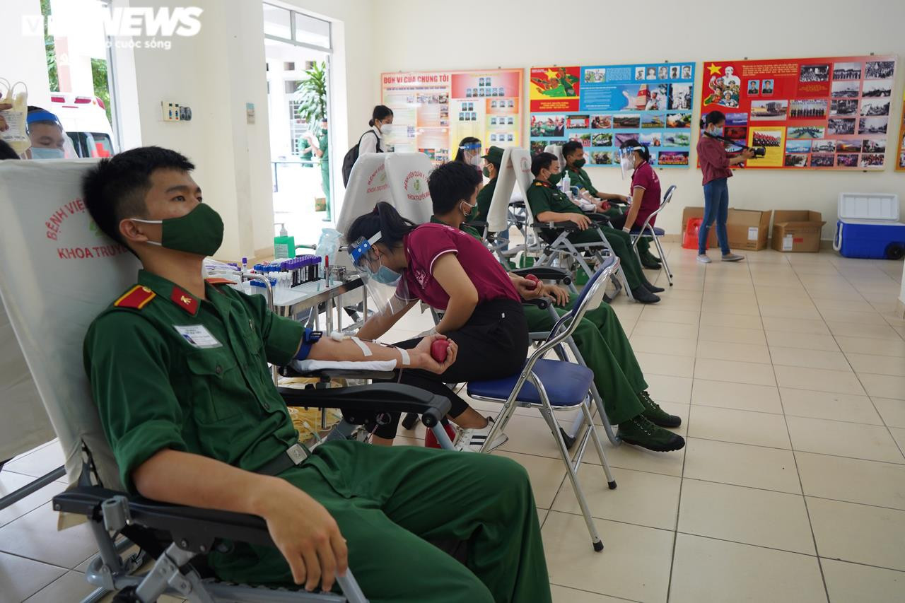 300 cán bộ, chiến sĩ tình nguyện hiến máu khi hay tin kho máu tại TP.HCM đã cạn - 2