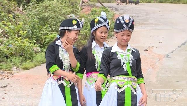 Thiếu nữ dân tộc Mông trắng ở Thanh Hóa.