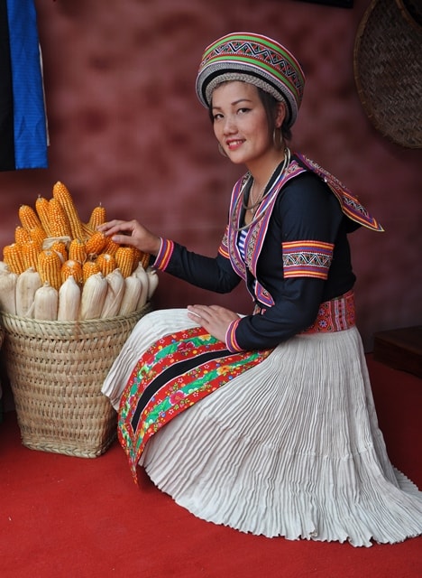 Trang phục dân tộc Mông trắng tỉnh Tuyên Quang.