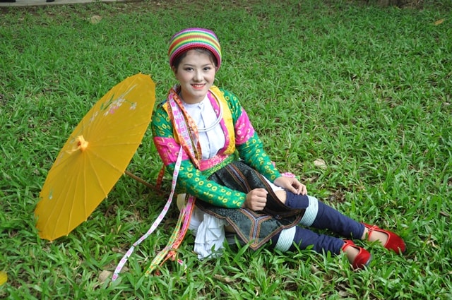 Vẻ đẹp của thiếu nữ dân tộc Mông trắng tỉnh Hà Giang.