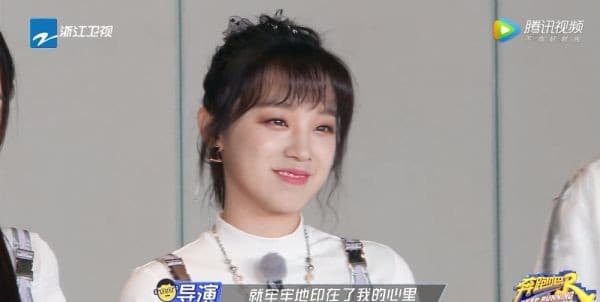 Sau xích mích vì bị hậu bối nhổ bùn vào mặt, Angelababy lại đụng hàng với Tống Vũ Kỳ trong show, 'chặt đẹp' đàn em kém 11 tuổi  4