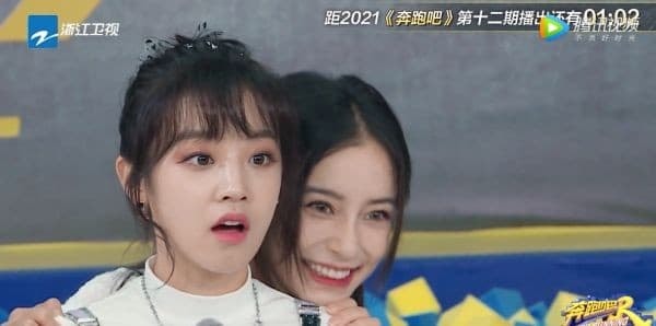 Sau xích mích vì bị hậu bối nhổ bùn vào mặt, Angelababy lại đụng hàng với Tống Vũ Kỳ trong show, 'chặt đẹp' đàn em kém 11 tuổi  5
