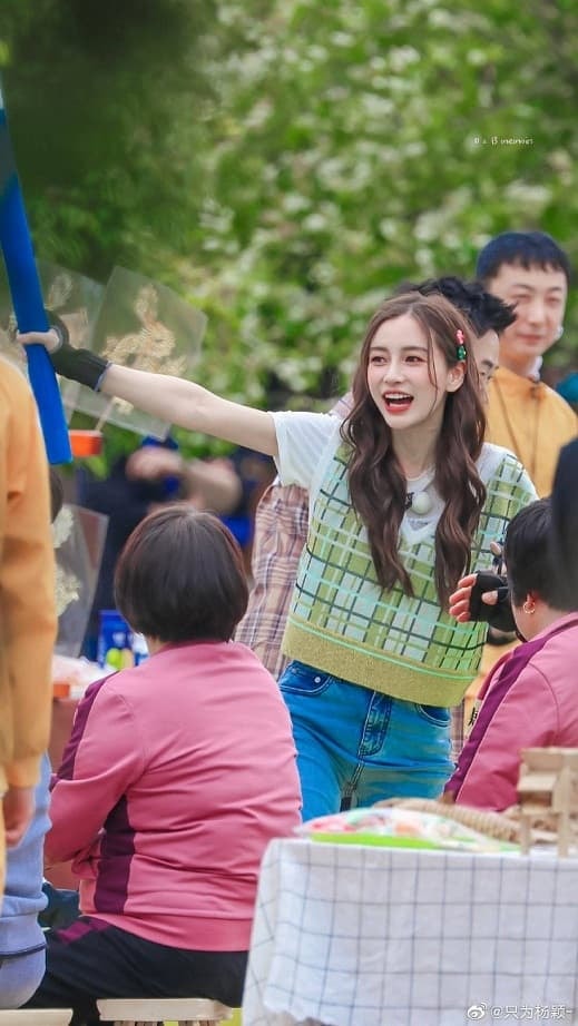 Sau xích mích vì bị hậu bối nhổ bùn vào mặt, Angelababy lại đụng hàng với Tống Vũ Kỳ trong show, 'chặt đẹp' đàn em kém 11 tuổi  15