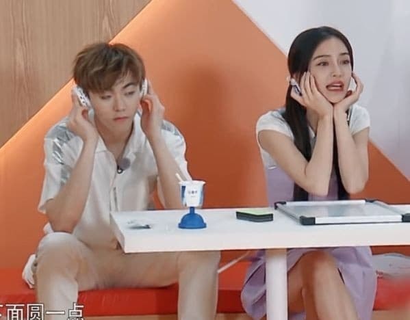 Sau xích mích vì bị hậu bối nhổ bùn vào mặt, Angelababy lại đụng hàng với Tống Vũ Kỳ trong show, 'chặt đẹp' đàn em kém 11 tuổi  8