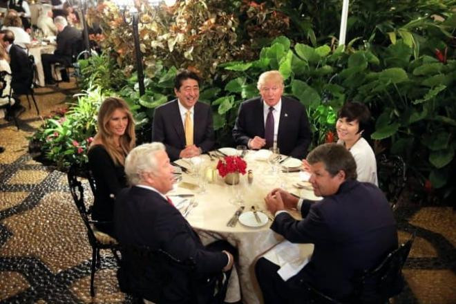 Cận cảnh biệt thự nguy nga nơi Donald Trump ở sau khi rời Nhà Trắng, riêng phòng khieu vũ cũng được dát 7 triệu đô vàng lá 15
