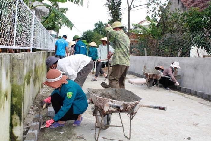 Nhân dân thôn Bình Yên tham gia xây dựng đường giao thông nông thôn.