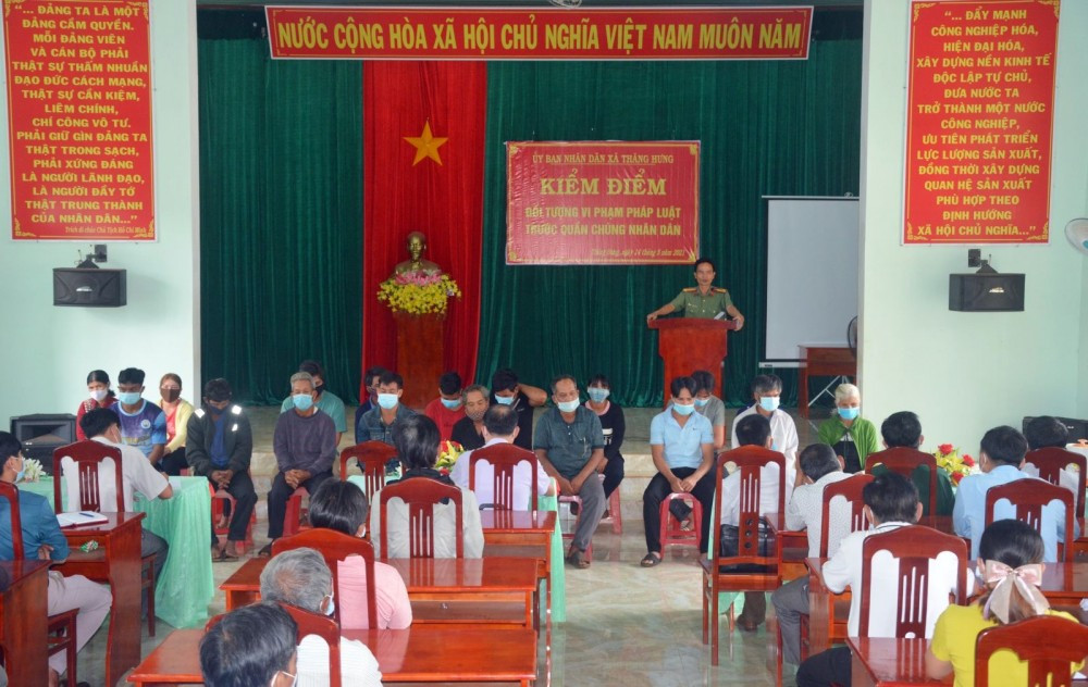 Toàn cảnh buổi kiểm điểm được tổ chức tại UBND xã Thăng Hưng, huyện Chư Prông, tỉnh Gia Lai.