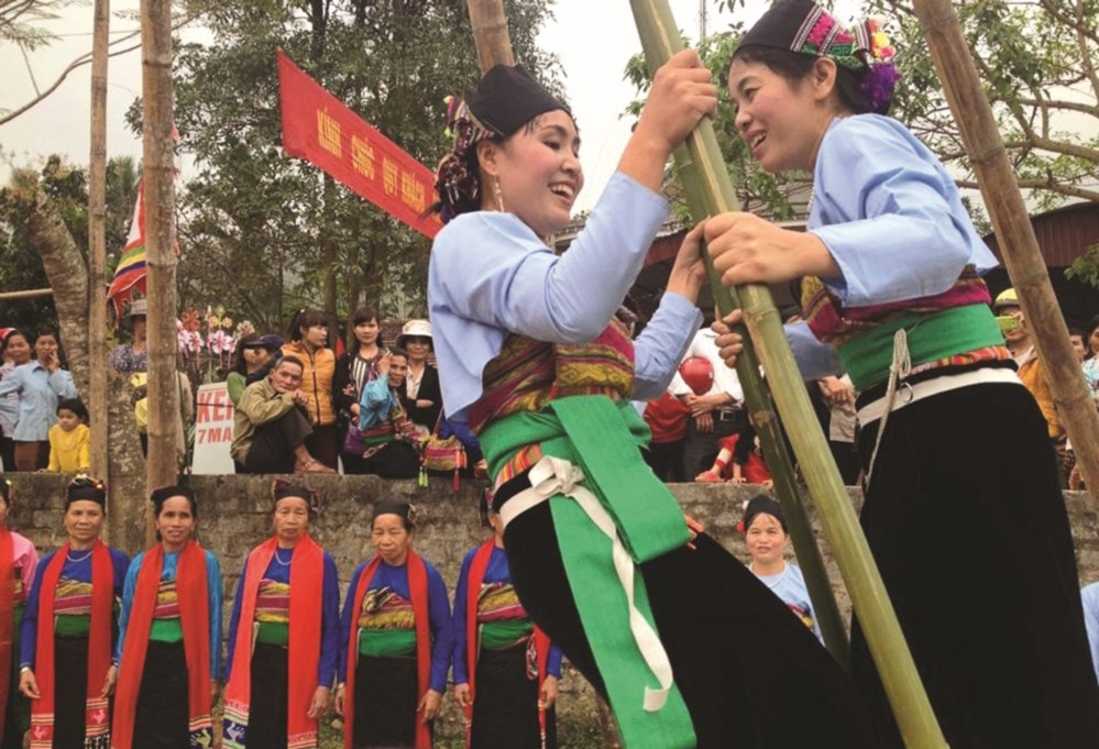 Trò chơi dân gian và thể thao mang đến không khí vui nhộn, háo hức trong các dịp lễ hội của đồng bào dân tộc.