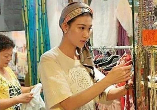Vì từ chối 'quy tắc ngầm' của đại gia mà cô không còn phim để đóng, phải đi bán đồ hàng thùng ở chợ, đến giờ vẫn giữ được vẻ đẹp mê người 8