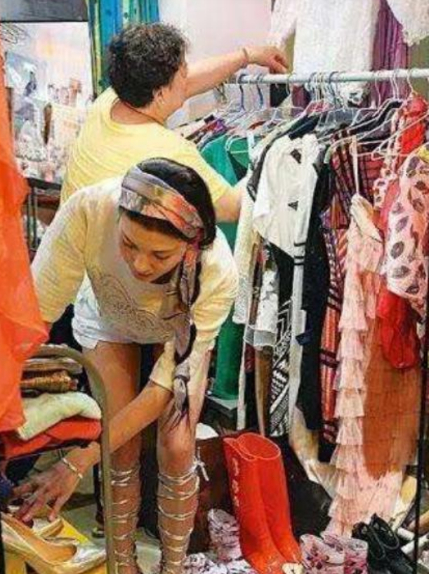 Vì từ chối 'quy tắc ngầm' của đại gia mà cô không còn phim để đóng, phải đi bán đồ hàng thùng ở chợ, đến giờ vẫn giữ được vẻ đẹp mê người 4