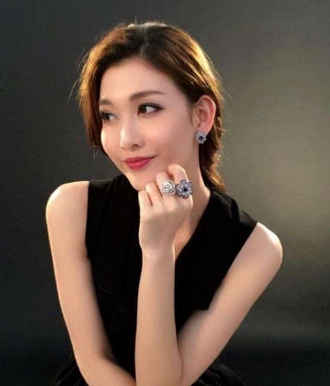 Vì từ chối 'quy tắc ngầm' của đại gia mà cô không còn phim để đóng, phải đi bán đồ hàng thùng ở chợ, đến giờ vẫn giữ được vẻ đẹp mê người 2
