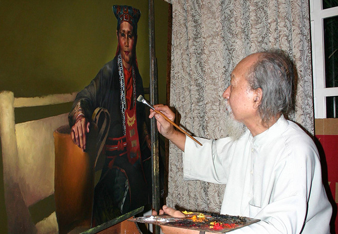 Họa sĩ Đỗ Quang Em vẽ tranh tại tư gia năm 2009. Ảnh: Văn Bảy.