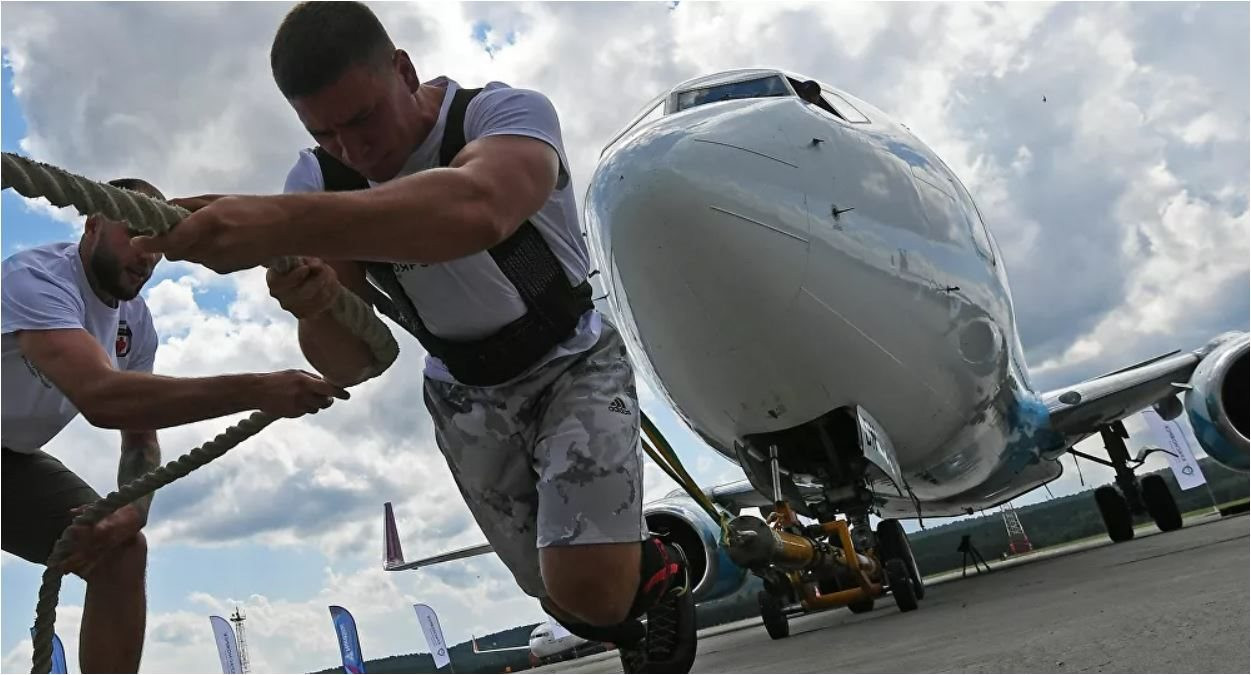 Vận động viên cử tạ Nga lập kỷ lục mới khi kéo máy bay nặng 65 tấn  