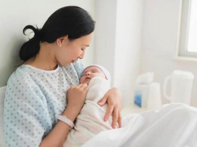 Tôi sinh con trai xong, mẹ chồng đưa thẻ ngân hàng để mua sữa bột, đến lúc quẹt thẻ lời nói của cô thu ngân khiến tôi rất xấu hổ 5