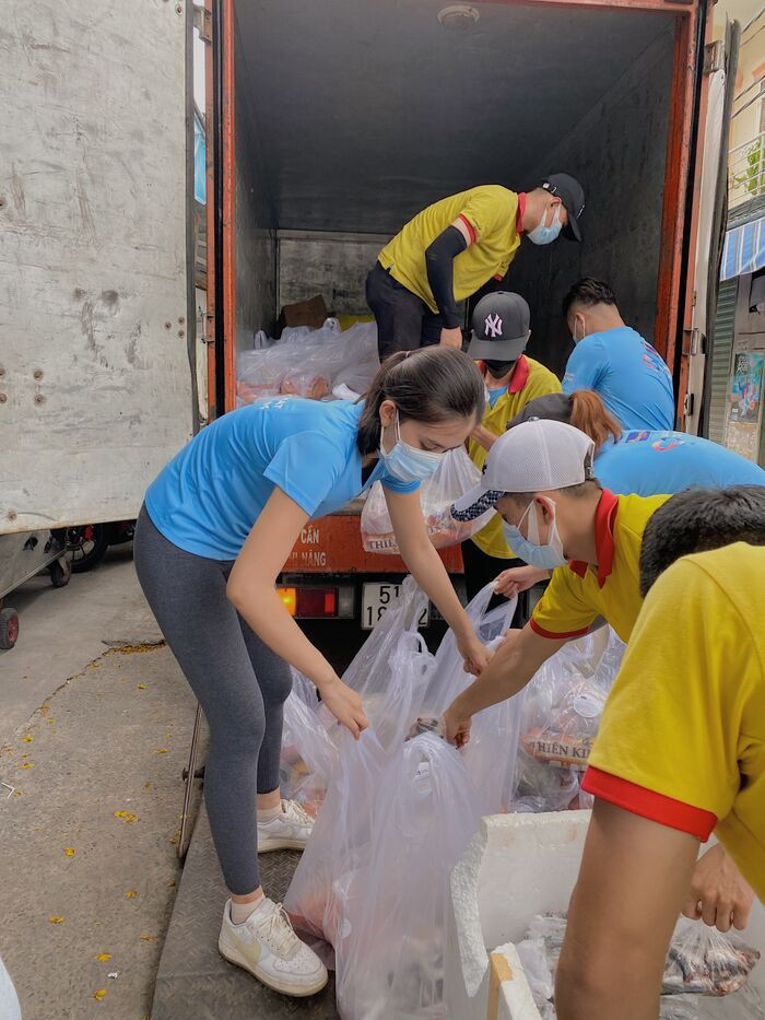Hoa hậu Tiểu Vy, Á hậu Phương Anh tặng 50 tấn gạo và 10.000 phần quà cho công nhân nghèo Ảnh 6