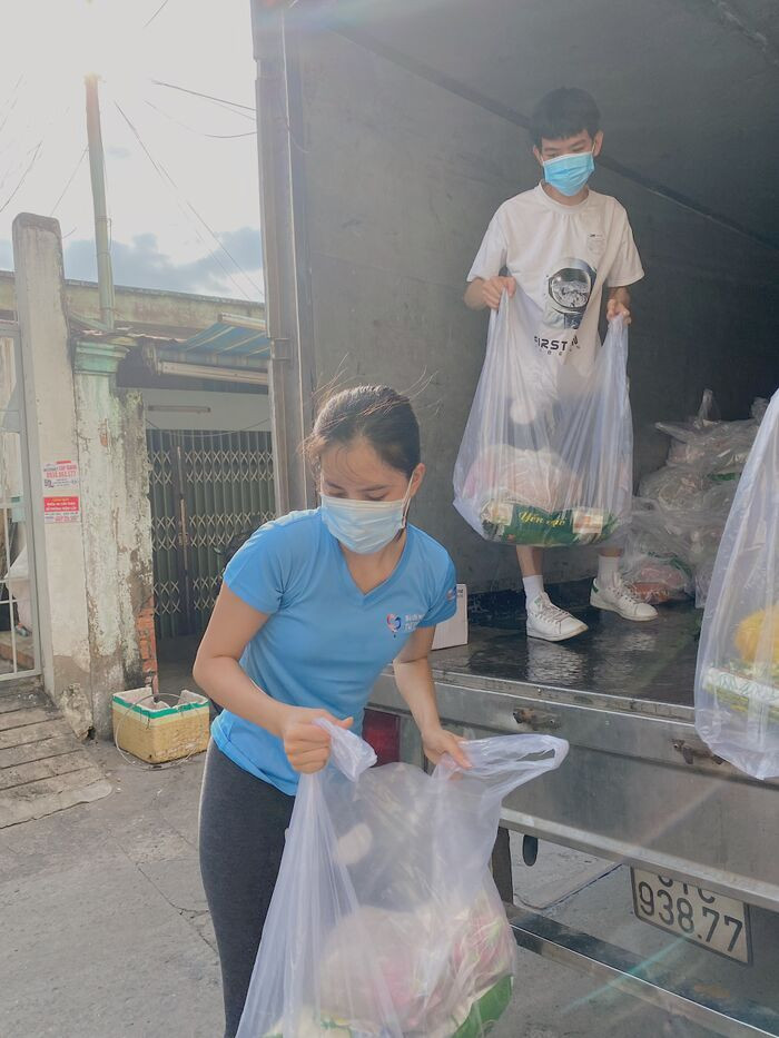 Hoa hậu Tiểu Vy, Á hậu Phương Anh tặng 50 tấn gạo và 10.000 phần quà cho công nhân nghèo Ảnh 9