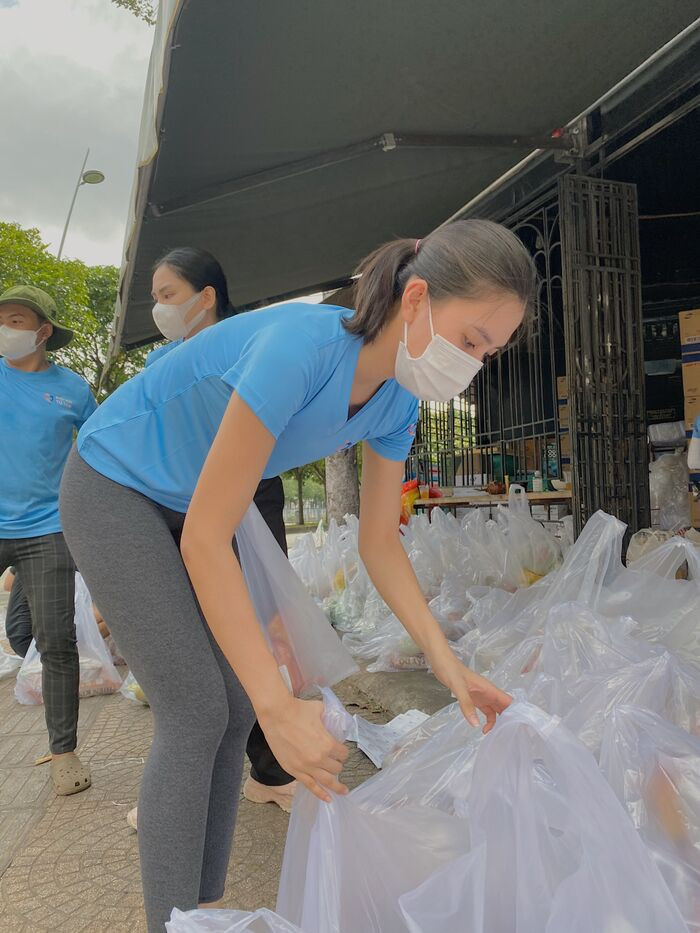 Hoa hậu Tiểu Vy, Á hậu Phương Anh tặng 50 tấn gạo và 10.000 phần quà cho công nhân nghèo Ảnh 8