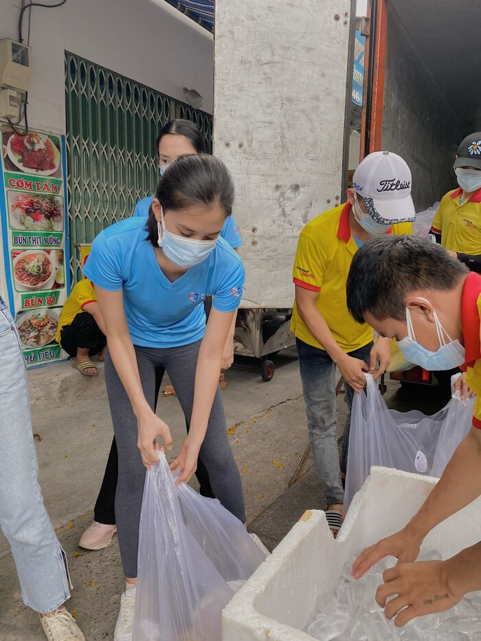 Hoa hậu Tiểu Vy, Á hậu Phương Anh tặng 50 tấn gạo và 10.000 phần quà cho công nhân nghèo Ảnh 11