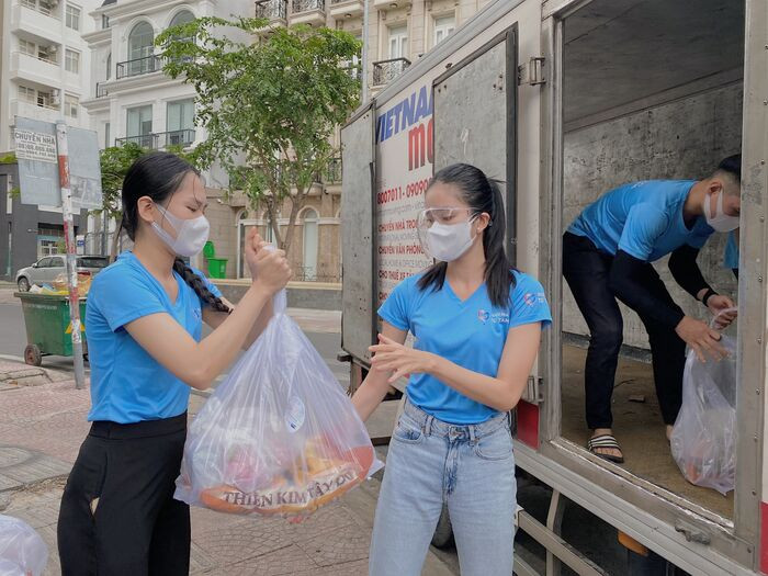 Hoa hậu Tiểu Vy, Á hậu Phương Anh tặng 50 tấn gạo và 10.000 phần quà cho công nhân nghèo Ảnh 4