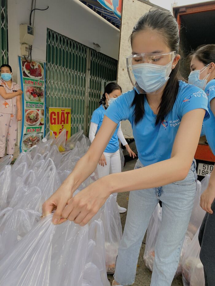 Hoa hậu Tiểu Vy, Á hậu Phương Anh tặng 50 tấn gạo và 10.000 phần quà cho công nhân nghèo Ảnh 14