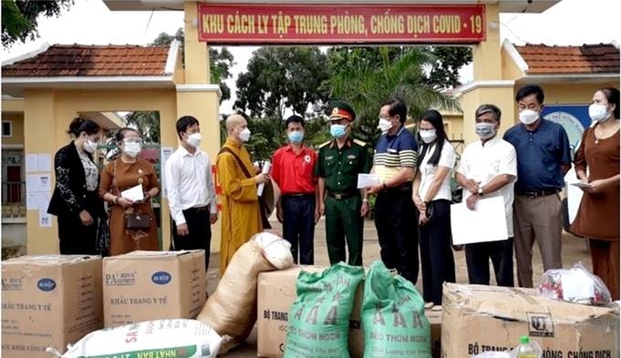 Đại đức Thích Quảng Phước cùng các thành viên trong đoàn thiện nguyện ủng hộ thiết bị y tế cho khu cách ly tại huyện Chư Sê, tỉnh Gia Lai. 