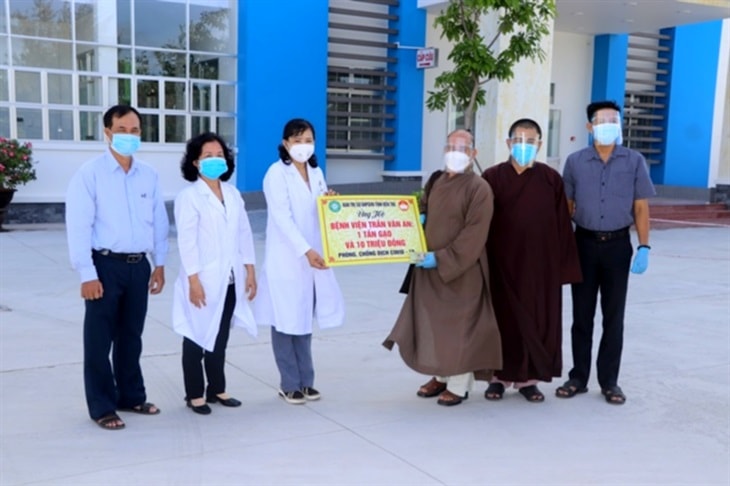 Đoàn thiện nguyện của Hòa thượng Thích Nhựt Tấn tặng quà cho bệnh viện tuyến đầu phòng, chống dịch Covid-19 trên địa bàn tỉnh Bến Tre. 