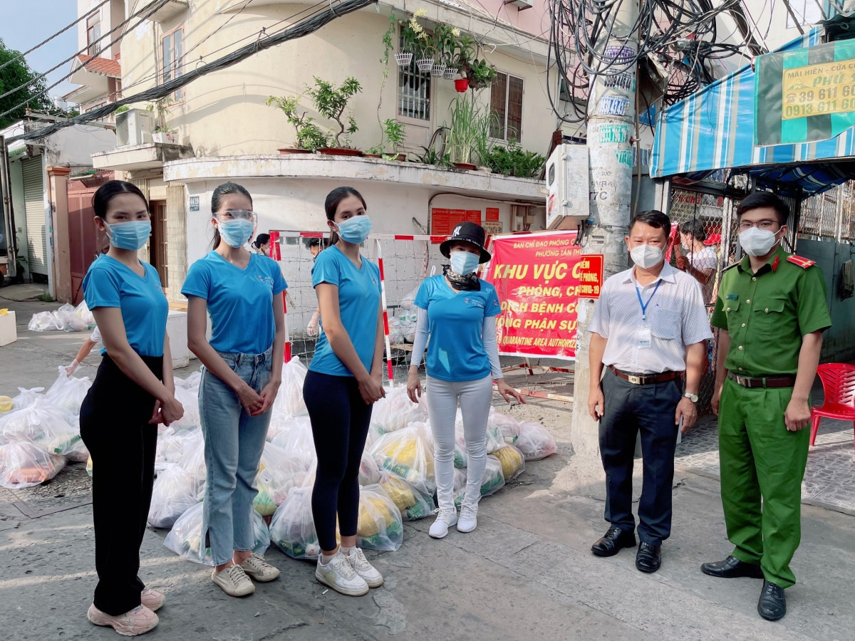 Hoa hậu Tiểu Vy, Á hậu Phương Anh, người đẹp Mai Phương cùng “bà trùm Hoa hậu” Phạm Kim Dung còn nhanh chóng trao tặng lương thực để cứu trợ công nhân nghèo.