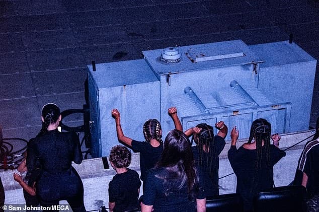 Kim Kardashian gây sốc khi mặc cây đen kín mít như ninja từ đầu đén chân trong concert của Kanye, hóa ra lại có ẩn ý sâu xa ủng hộ chồng cũ  11