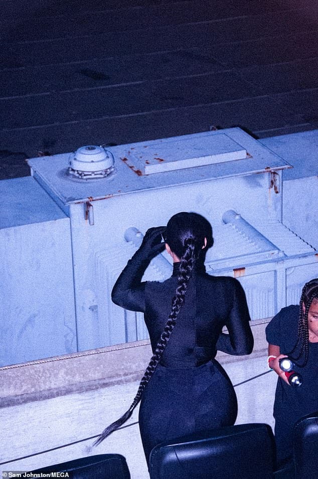 Kim Kardashian gây sốc khi mặc cây đen kín mít như ninja từ đầu đén chân trong concert của Kanye, hóa ra lại có ẩn ý sâu xa ủng hộ chồng cũ  12