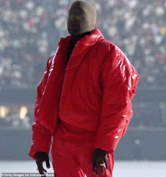 Kim Kardashian gây sốc khi mặc cây đen kín mít như ninja từ đầu đén chân trong concert của Kanye, hóa ra lại có ẩn ý sâu xa ủng hộ chồng cũ  14