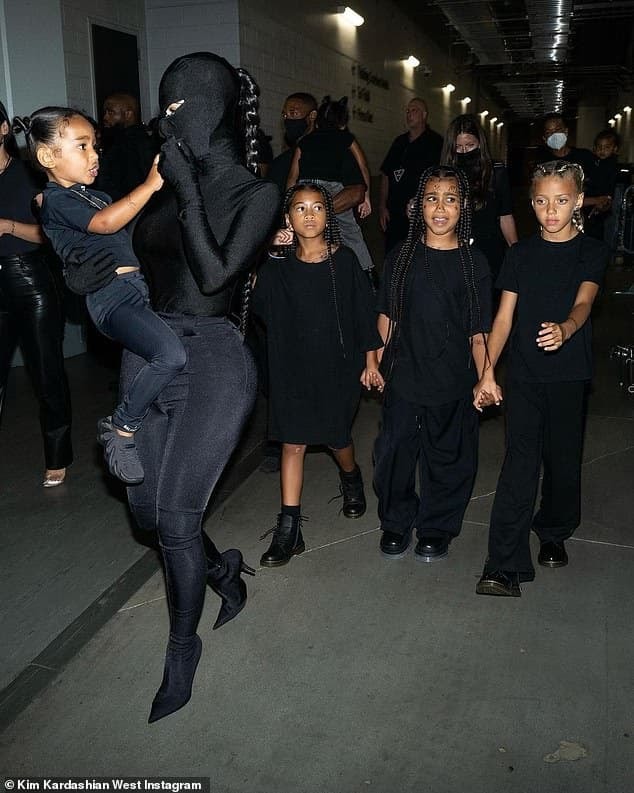Kim Kardashian gây sốc khi mặc cây đen kín mít như ninja từ đầu đén chân trong concert của Kanye, hóa ra lại có ẩn ý sâu xa ủng hộ chồng cũ  0