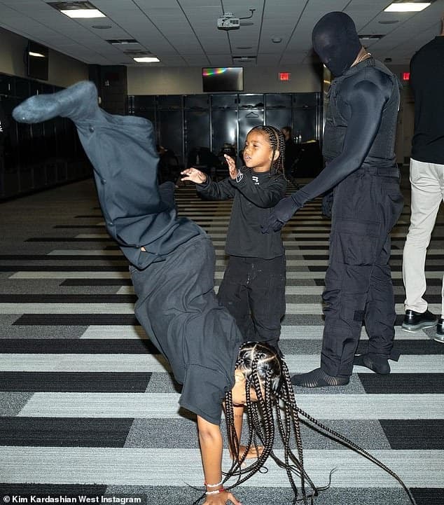 Kim Kardashian gây sốc khi mặc cây đen kín mít như ninja từ đầu đén chân trong concert của Kanye, hóa ra lại có ẩn ý sâu xa ủng hộ chồng cũ  7