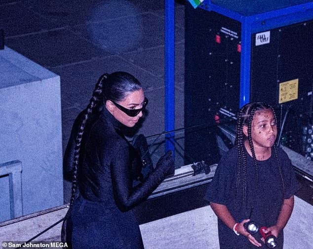 Kim Kardashian gây sốc khi mặc cây đen kín mít như ninja từ đầu đén chân trong concert của Kanye, hóa ra lại có ẩn ý sâu xa ủng hộ chồng cũ  9