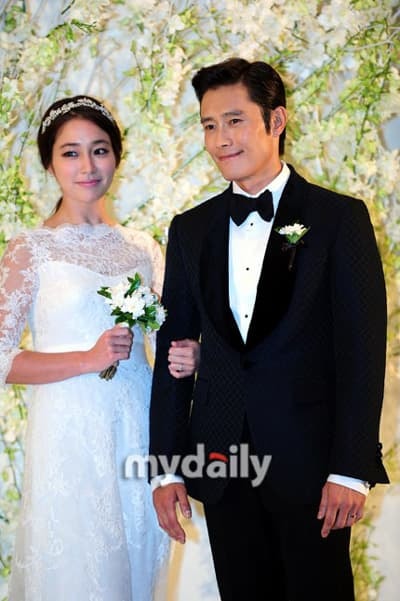 Bà xã Lee Byung Hun đăng loạt ảnh cưới hiếm hoi nhân kỷ niệm 8 năm kết hôn, sau vụ ngoại tình 97 tỷ chấn động vẫn hết lòng với chồng 1