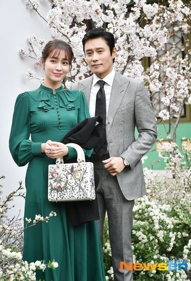 Bà xã Lee Byung Hun đăng loạt ảnh cưới hiếm hoi nhân kỷ niệm 8 năm kết hôn, sau vụ ngoại tình 97 tỷ chấn động vẫn hết lòng với chồng 17