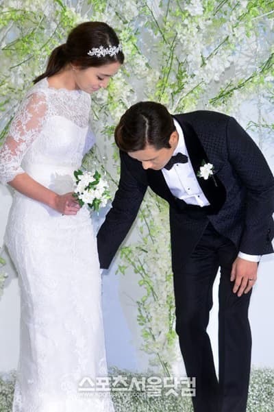 Bà xã Lee Byung Hun đăng loạt ảnh cưới hiếm hoi nhân kỷ niệm 8 năm kết hôn, sau vụ ngoại tình 97 tỷ chấn động vẫn hết lòng với chồng 2