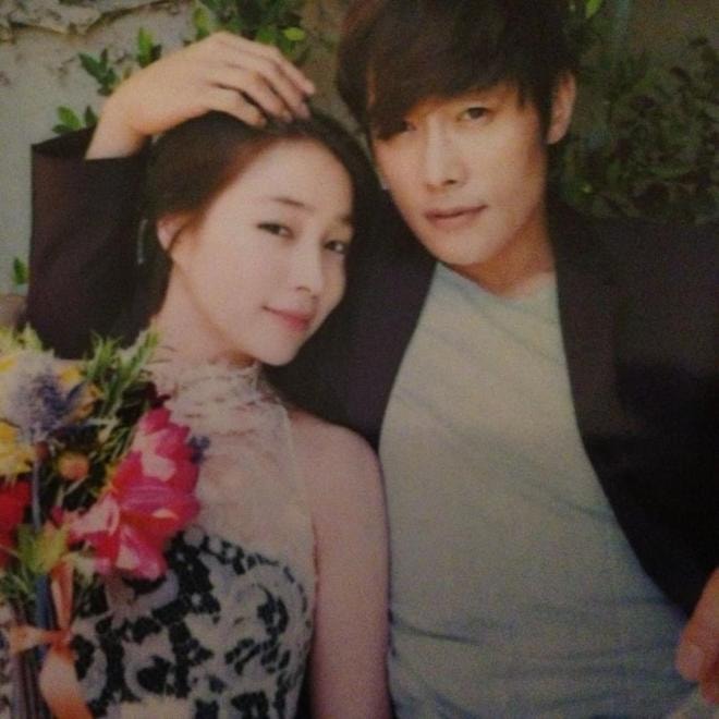 Bà xã Lee Byung Hun đăng loạt ảnh cưới hiếm hoi nhân kỷ niệm 8 năm kết hôn, sau vụ ngoại tình 97 tỷ chấn động vẫn hết lòng với chồng 6