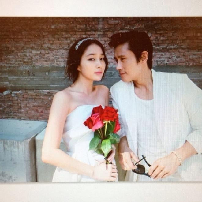 Bà xã Lee Byung Hun đăng loạt ảnh cưới hiếm hoi nhân kỷ niệm 8 năm kết hôn, sau vụ ngoại tình 97 tỷ chấn động vẫn hết lòng với chồng 7