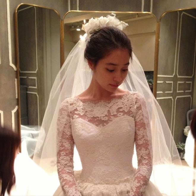 Bà xã Lee Byung Hun đăng loạt ảnh cưới hiếm hoi nhân kỷ niệm 8 năm kết hôn, sau vụ ngoại tình 97 tỷ chấn động vẫn hết lòng với chồng 8