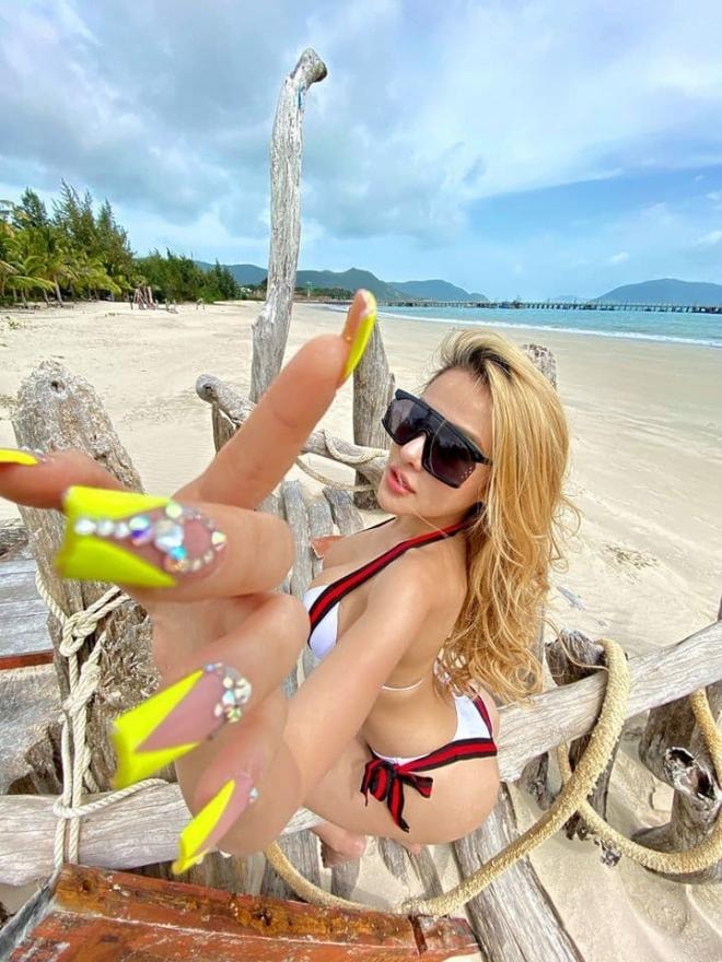 Ngân 98 nóng bỏng mắt với bikini cướp biển, dân mạng nhìn mà muốn 'chóng mặt' 0
